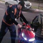 Agente do DetranRS e policial militar abordam motociclista