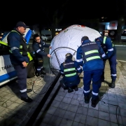 Agentes do município montando o balão da Balada Segura
